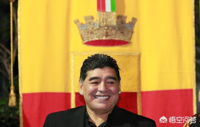 马拉多纳连过5人:有人说“贝利不会连过五人，所以不如马拉多纳”，对此你怎么看？