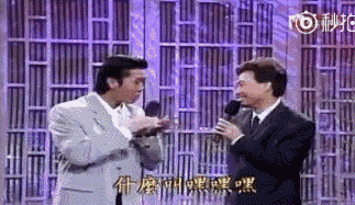 费玉清嘿嘿嘿:费玉清唱歌为什么抬着头眼看着上方？
