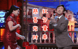 费玉清嘿嘿嘿:费玉清唱歌为什么抬着头眼看着上方？