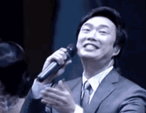 费玉清嘿嘿嘿:费玉清唱歌为什么抬着头眼看着上方？