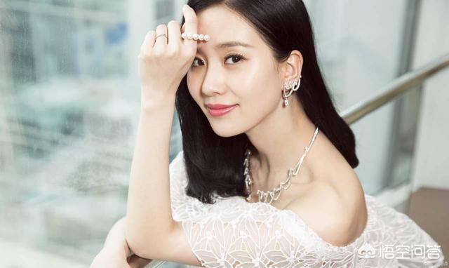 吴宗宪女儿:吴宗宪为女儿提抹胸礼服，亲密举动不断，女大应不应该避父？