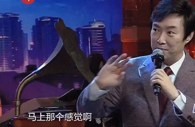 费玉清嘿嘿嘿:费玉清唱歌为什么抬着头眼看着上方？