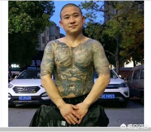 小明问爸爸,什么是黑社会.小明爸爸说:穿唐装,开奔驰.带上百万的表.