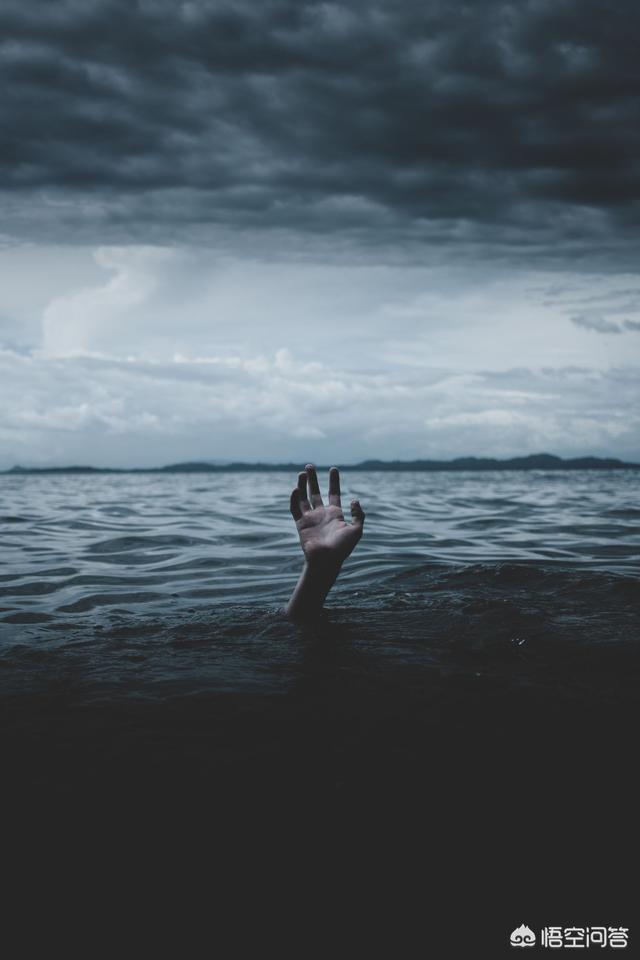 我个人简单的理解是:当人们连死都不怕的时候,你还用死亡来威胁恐吓