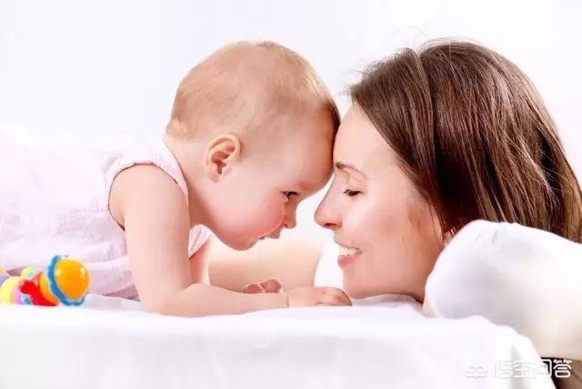 产后哺乳乳腺炎的症状:产后乳腺炎的症状及治疗方法 产后12天乳腺发炎，无发热情况，挂水头孢可以母乳喂养吗？