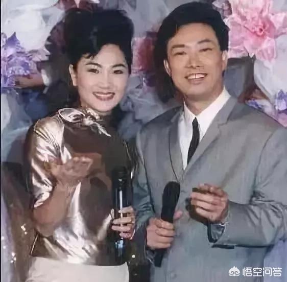 费玉清嘿嘿嘿:费玉清唱歌为什么抬着头眼看着上方？