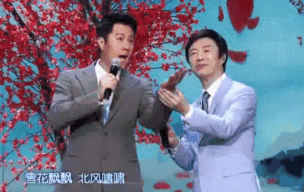 费玉清嘿嘿嘿:费玉清唱歌为什么抬着头眼看着上方？