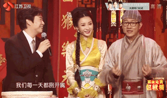 费玉清嘿嘿嘿:费玉清唱歌为什么抬着头眼看着上方？