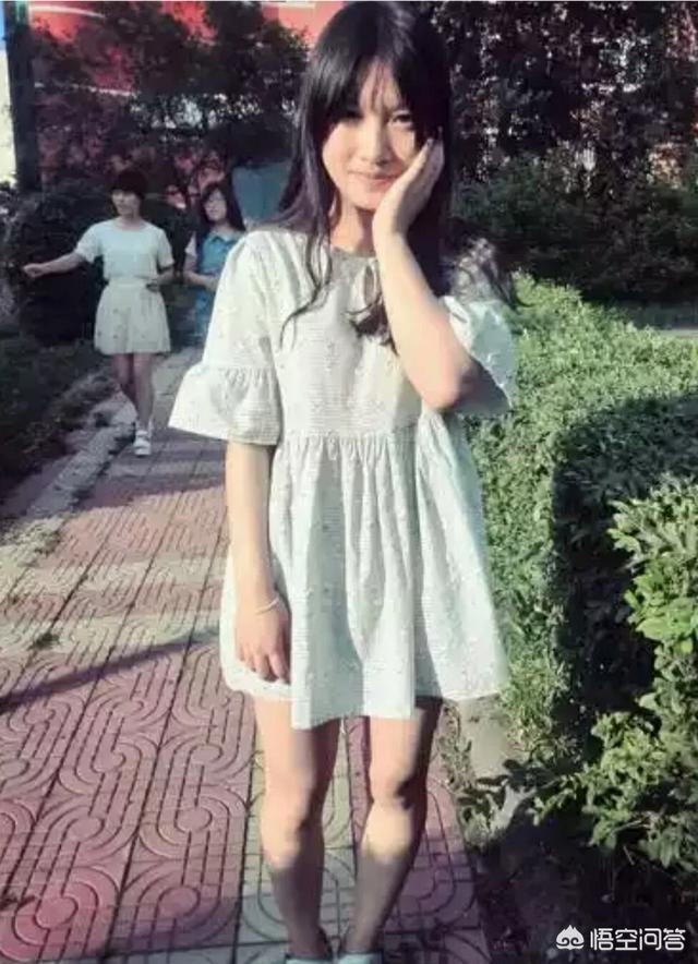 内向或闷骚的女生喜欢男生时,通常会有什么表现？