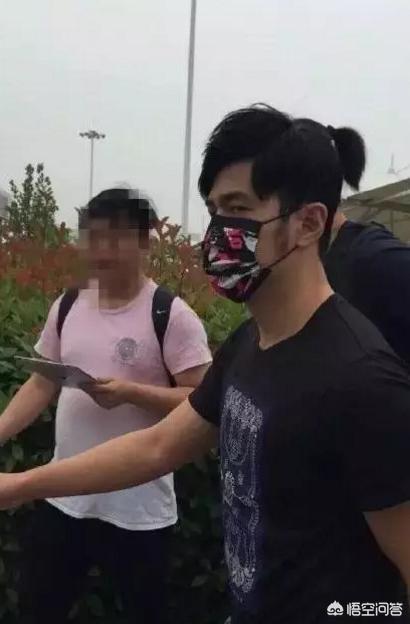 整蛊男朋友灵异事件:有哪些明星因错位而闹出笑话的照片？