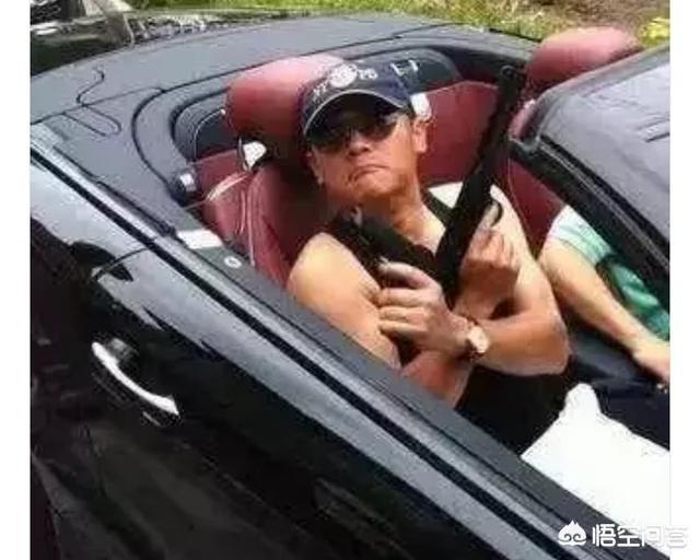 周立波这么有劲举枪,而他却说”看见枪就全身发抖”,你现在相信他的话吗？