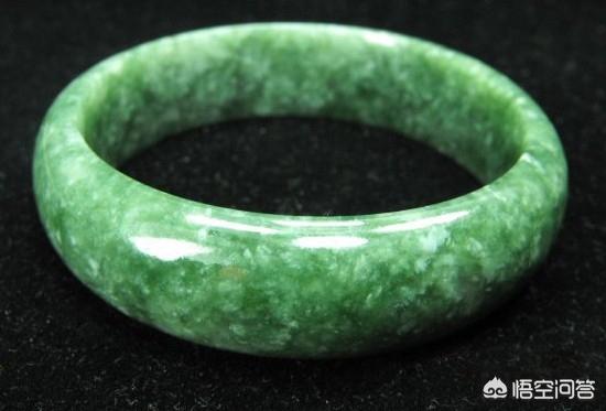 新买玉镯要泡水多久,为什么要给翡翠手镯泡水？