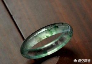 新买玉镯要泡水多久,为什么要给翡翠手镯泡水？