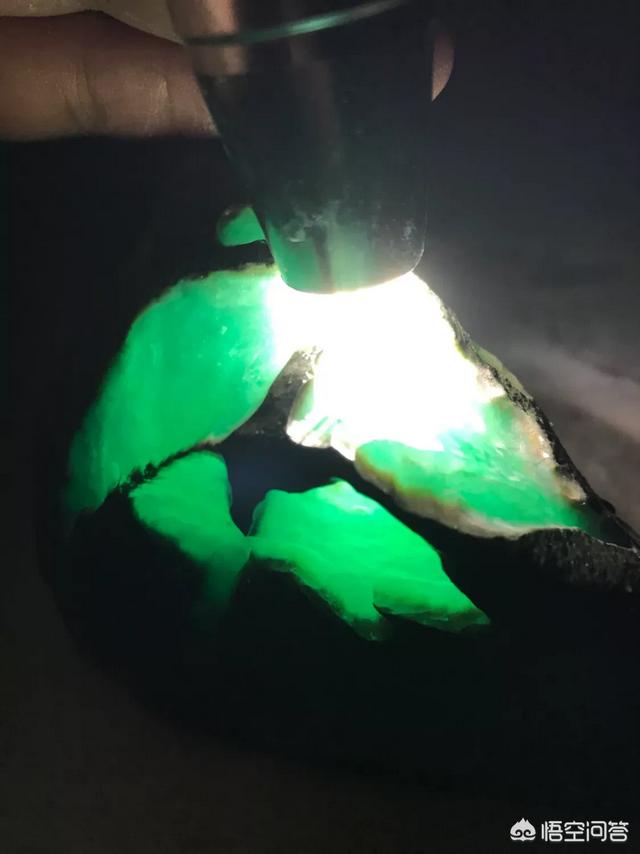 翡翠的颜色,为什么翡翠的颜色是五颜六色的？