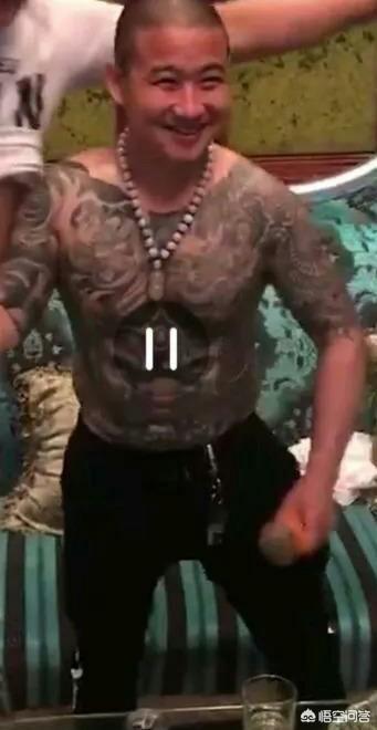 宝马纹身男灵异事件:你觉得宝马纹身男事件中的刀是从哪来的？为什么有人说刀是关键？