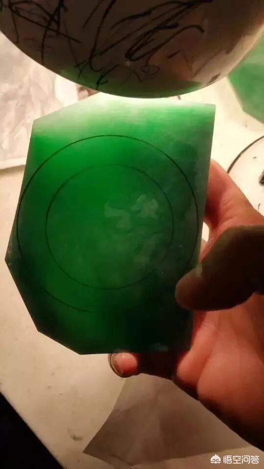 翡翠的颜色,为什么翡翠的颜色是五颜六色的？