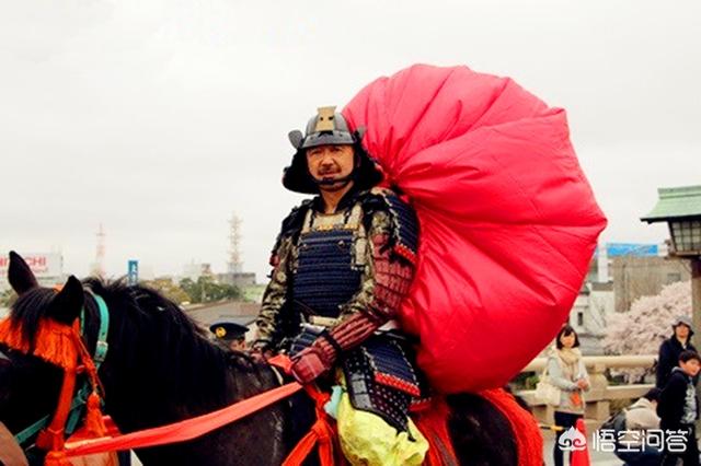 日本战国三杰都有谁，日本战国时期，骑兵在作战时身后为什么背着一个红色大口袋