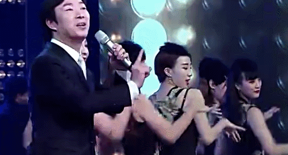 费玉清嘿嘿嘿:费玉清唱歌为什么抬着头眼看着上方？