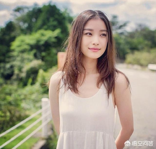 吴宗宪女儿:吴宗宪为女儿提抹胸礼服，亲密举动不断，女大应不应该避父？