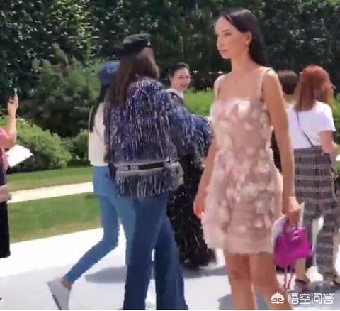 古巨基婚礼:焦恩俊罕见晒女儿长腿照，星二代谁的腿更长？