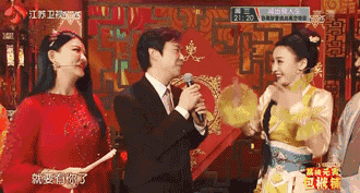 费玉清嘿嘿嘿:费玉清唱歌为什么抬着头眼看着上方？