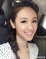吴宗宪女儿:吴宗宪为女儿提抹胸礼服，亲密举动不断，女大应不应该避父？