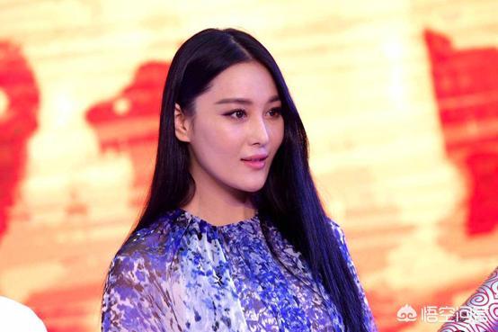 张馨予训狗惨被咬:自己养的宠物狗，给它洗澡被咬了，还有必要养吗，养有一年了？