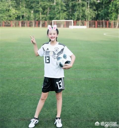 古巨基婚礼:焦恩俊罕见晒女儿长腿照，星二代谁的腿更长？