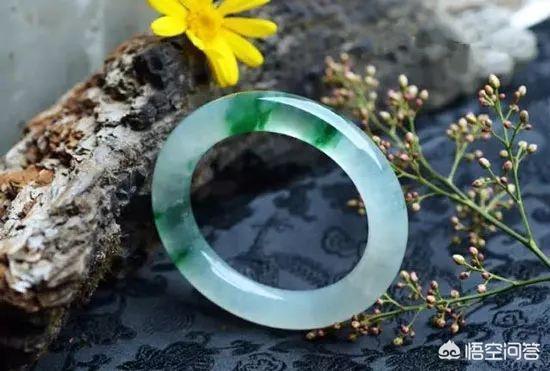 新买玉镯要泡水多久,为什么要给翡翠手镯泡水？