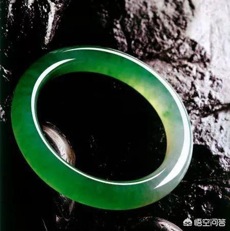 新买玉镯要泡水多久,为什么要给翡翠手镯泡水？