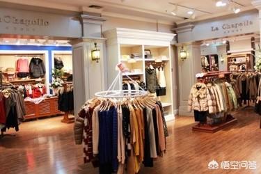 为什么人们在专柜上面买的很贵的衣服，地摊上几十块钱就能买到类似款式的？插图