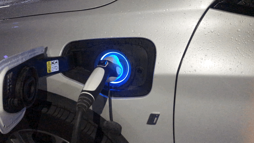 宝马新能源汽车x1，为了低油耗，身价37万元的宝马X1插电混动版是否值得购买