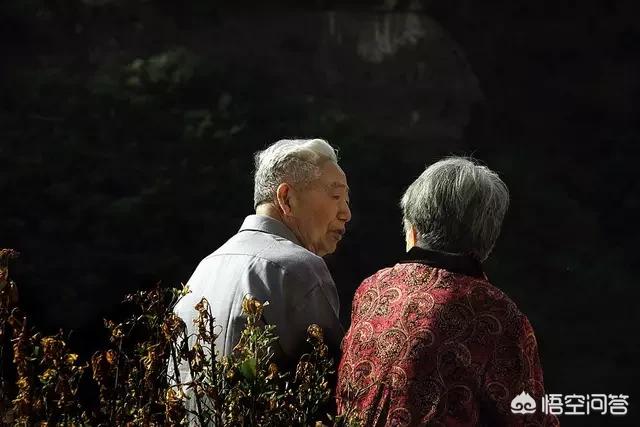 黄鸿升亲妹晒全家照:父母在是兄弟姐妹。父母不在真的是亲戚了吗？