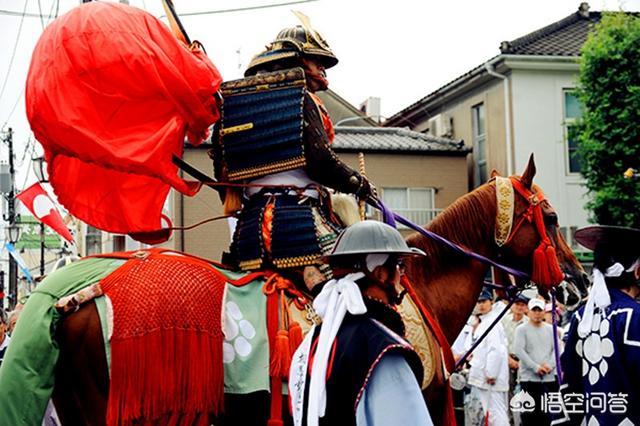 日本战国三杰都有谁，日本战国时期，骑兵在作战时身后为什么背着一个红色大口袋