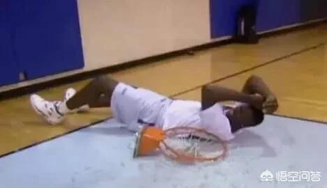 奥尼尔扣坏篮筐:奥尼尔NBA生涯扣坏篮板的次数比他投进的三分数还多，真的吗？