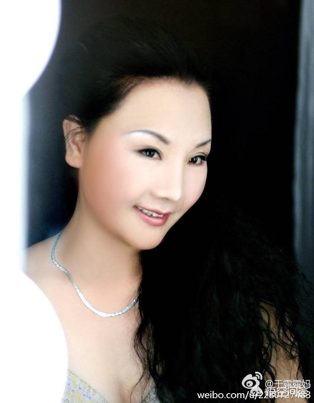 干露露最新照:干露露每次出行演出，为何一定有干妈妈相陪？