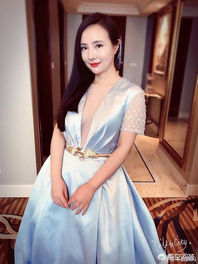 干露露最新照:干露露每次出行演出，为何一定有干妈妈相陪？
