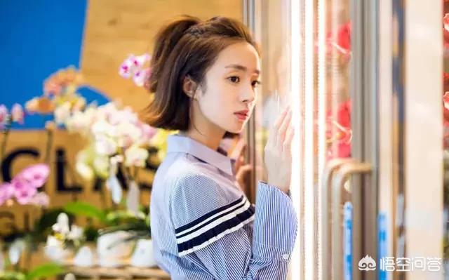 杨幂深夜赴美容院:女明星们经常熬夜拍戏，皮肤还能如此之好的原因是什么