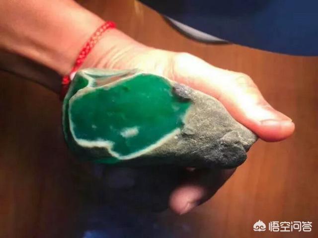 翡翠的颜色,为什么翡翠的颜色是五颜六色的？