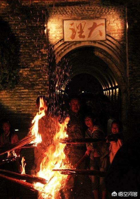 火把节是哈尼族的隆重节日吗？