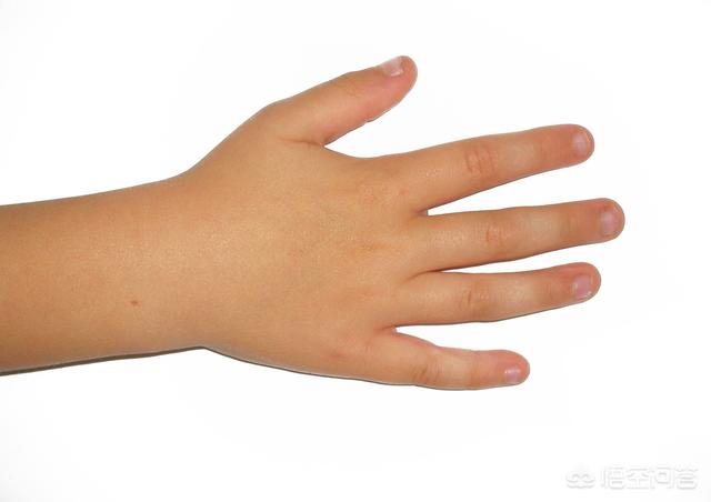 为何很多人小时候喜欢咬指甲，孩子老爱咬指甲是怎么回事