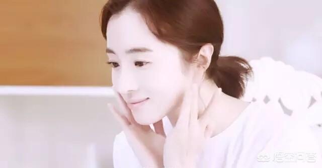 杨幂深夜赴美容院:女明星们经常熬夜拍戏，皮肤还能如此之好的原因是什么