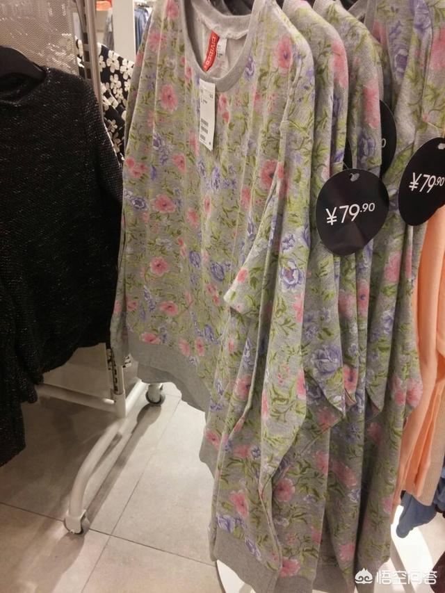 为什么人们在专柜上面买的很贵的衣服，地摊上几十块钱就能买到类似款式的？插图29
