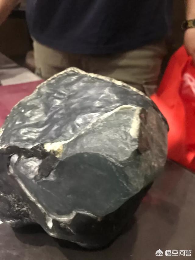 翡翠的颜色,为什么翡翠的颜色是五颜六色的？