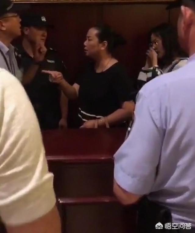遛狗网红saya微博:宁波因狗吠杀死3人的男子，如果杀死的是狗，后果会如何？ 遛狗打孕妇的网红saya