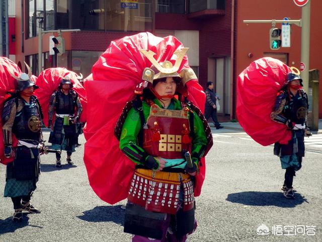 日本战国三杰都有谁，日本战国时期，骑兵在作战时身后为什么背着一个红色大口袋