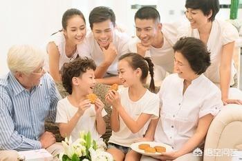 黄鸿升亲妹晒全家照:父母在是兄弟姐妹。父母不在真的是亲戚了吗？