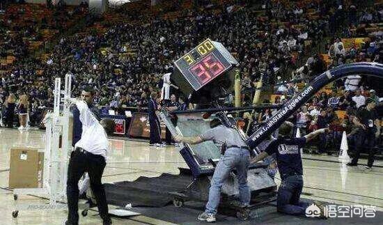 奥尼尔扣坏篮筐:奥尼尔NBA生涯扣坏篮板的次数比他投进的三分数还多，真的吗？