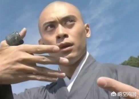 金庸小说中，乔峰和洪七公同为丐帮帮主，谁的武功更高？