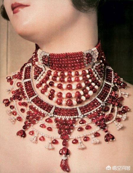 红宝石吊坠图片,黄金镶红宝石的吊坠配什么链子？